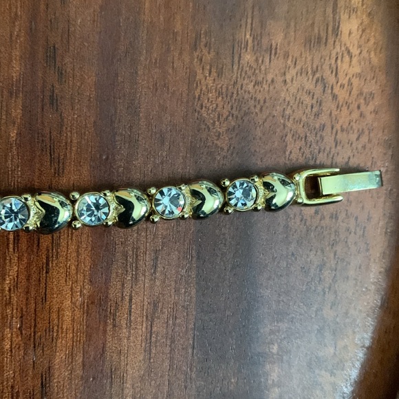 Gold tone rhinestone heart bracelet - Picture 6 of 6